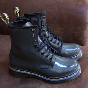 DR. MARTENS Grey Patent Leather Boots